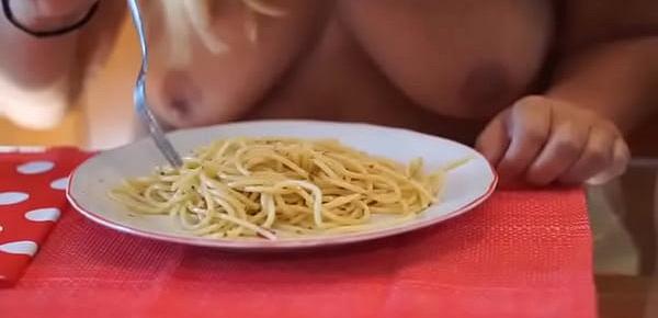  assaggio uno spaghetto molto piccante